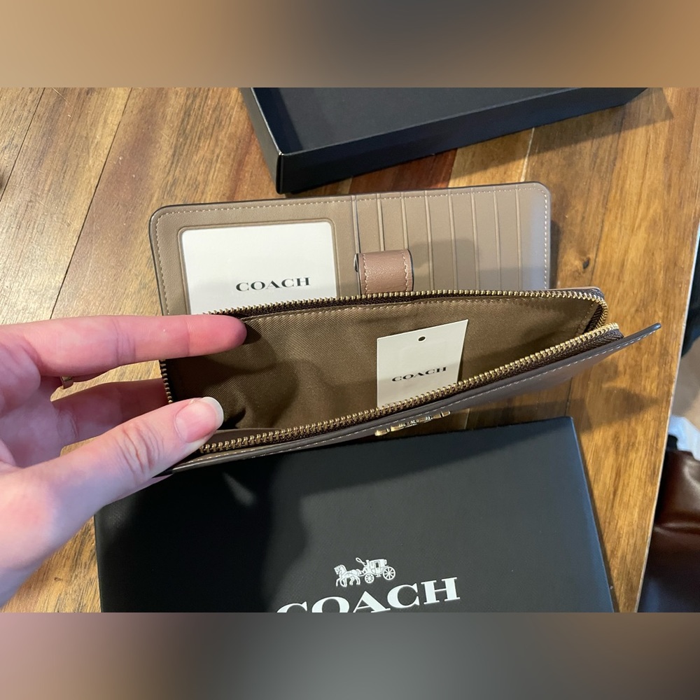COACH leather wallet - Picture 4 of 9